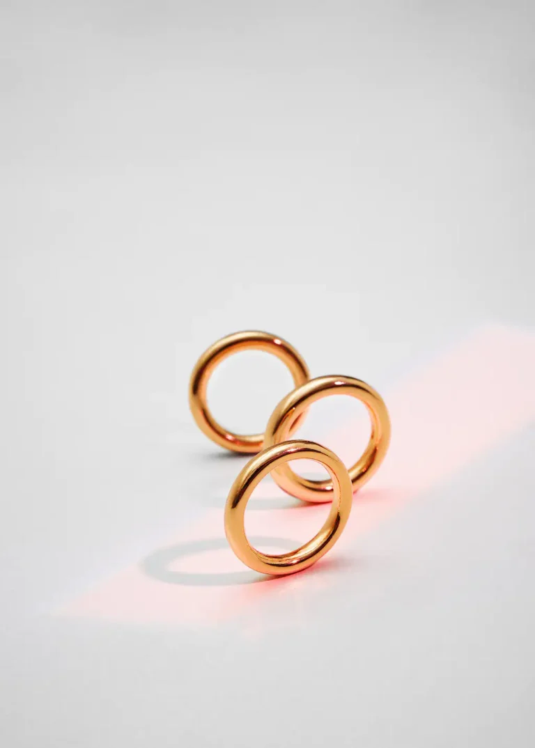 Embossed hoop earrings - Image 4